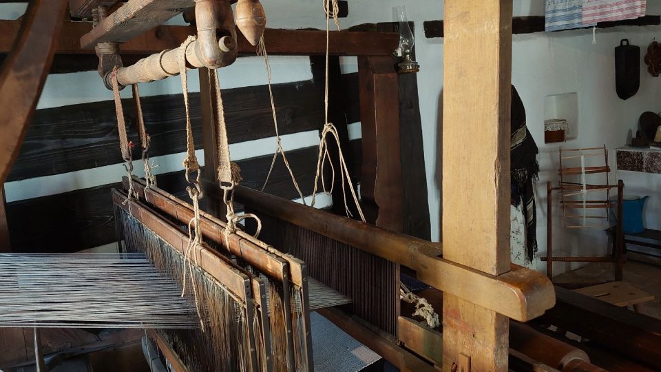 Důležitou součástí expozice Pěstování a zpracování lnu a bavlny je i dvě stovky let starý tkalcovský stav
