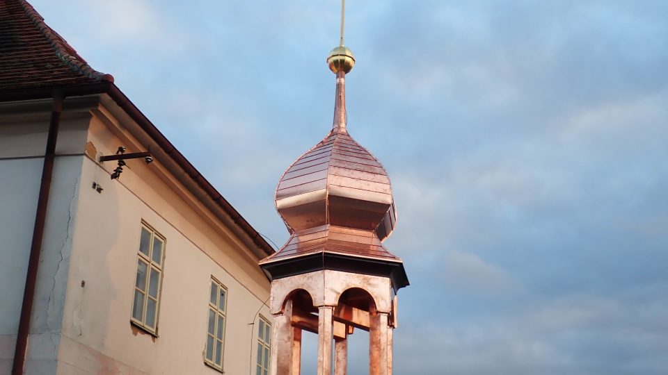 Opravená věžička bývalého špitálu v Kladrubech