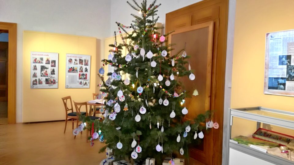 Za kouzlem vánočního stromku můžete vyrazit do Muzea jižního Plzeňska v Blovicích. Stromků tu najdete hned několik. Jeden je dokonce husích brk
