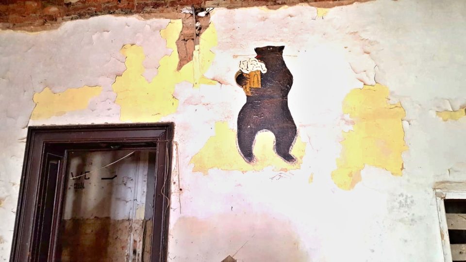 Novobarokní stavební památka bývalého legendárního hotelu Černý medvěd je v kritickém stavu. Další otálení s rekonstrukcí by ji odsoudilo k demolici