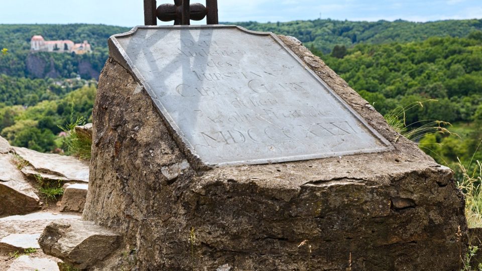 U paty kříže je pamětní deska připomínající malíře, spisovatele a humanistu Carla Claryho. V pozadí je zámek Vranov nad Dyjí | foto: Zdeněk Truhlář, Český rozhlas U paty kříže je pamětní deska připomínající malíře, spisovatele a humanistu Carla Claryho. V pozadí je zámek Vranov nad Dyjí