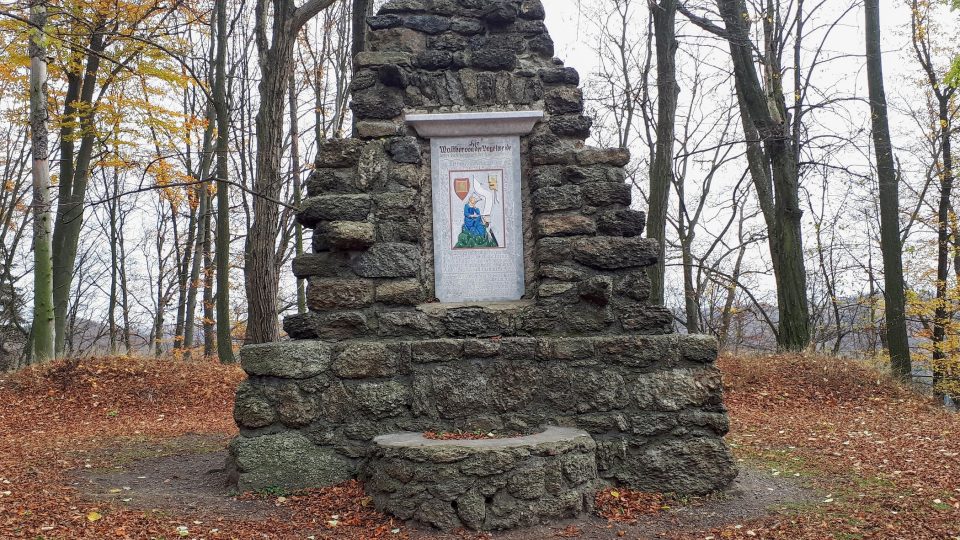 Před hradem stojí od roku 1930 pomník německému minnesängerovi Walteru von der Vogelweide