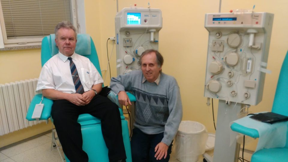 V Klatovské nemocnici se dnes sešli dva rekordní dárci krve a krevní plazmy. Jsou jimi Jiří Čiháček z Klatov (vpravo) a Václav Pikeš ze Sušice