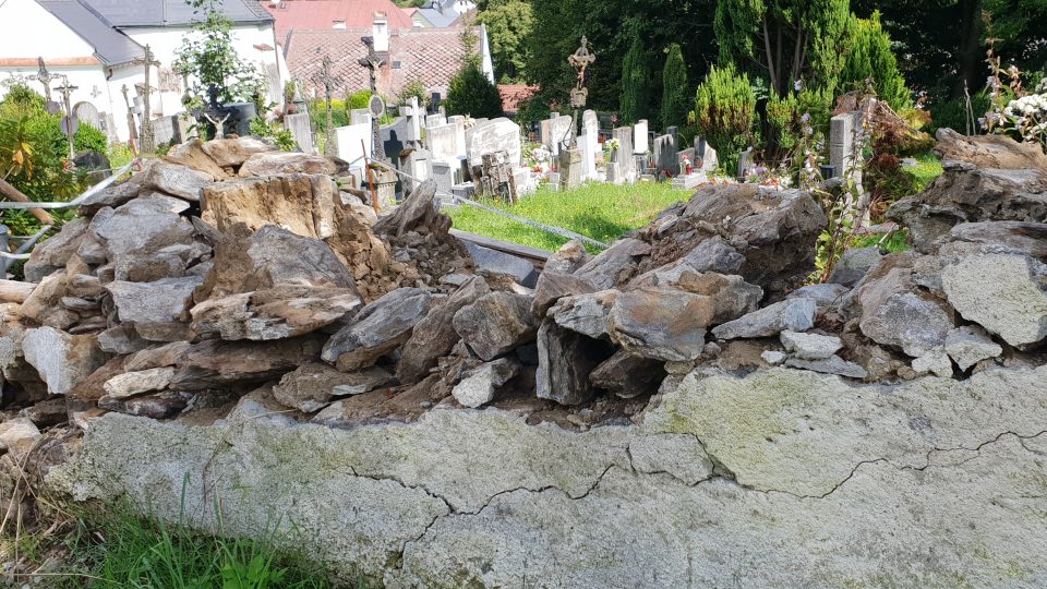 Poničený hřbitov v Rejštejně