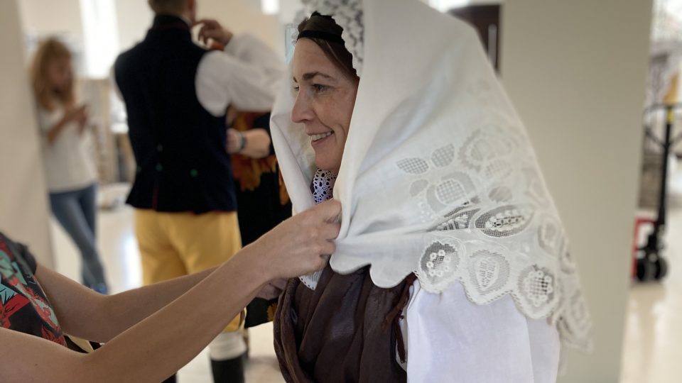 Vdaná žena v plzeňském kroji s bílou plenou uvázanou přes „zalomenou" holubici