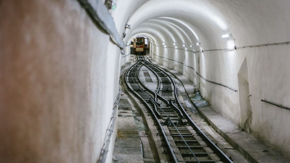 Tunel lanovky Imperial z roku 1907. Lanovka je dlouhá 127 metrů a je nejstrmější pozemní lanovkou v Česku. Po istanbulském Tünelu jde o druhou nejstarší stále fungující tunelovou lanovku v Evropě