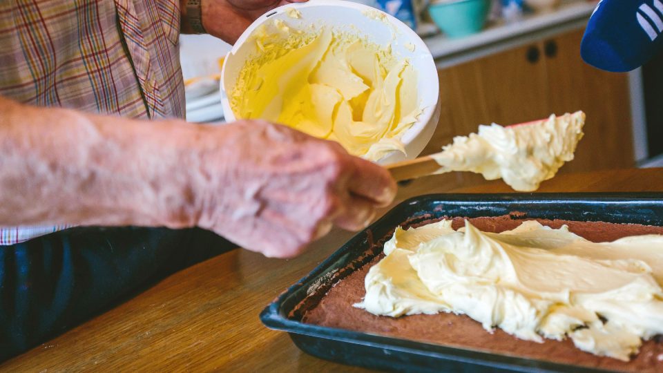Na upečený a zchladlý korpus dáme vrstvu máslovo-pudinkového krému