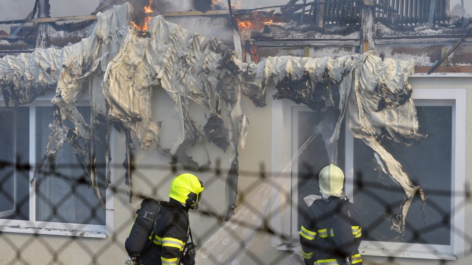 V Plzni-Karlově hořela ubytovna dělníků, kteří většinou pracují v nedaleké zóně Borská pole. Hasiči vyhlásili třetí, nejvyšší stupeň poplachu. Integrované záchranné složky evakuovaly z budovy 130 osob. Na místě je podle policie zhruba deset 