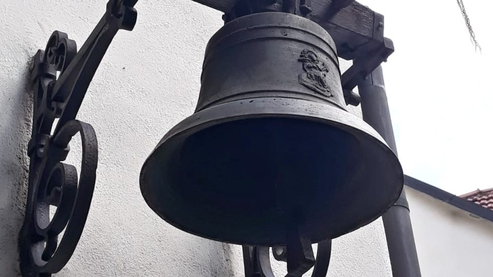 V Pivovarském muzeu mohou návštěvníci obdivovat i historický zvon na nádvoří muzea, který se původně nacházel v měšťanském pivovaru v Plzni a oznamoval se s ním konec várky
