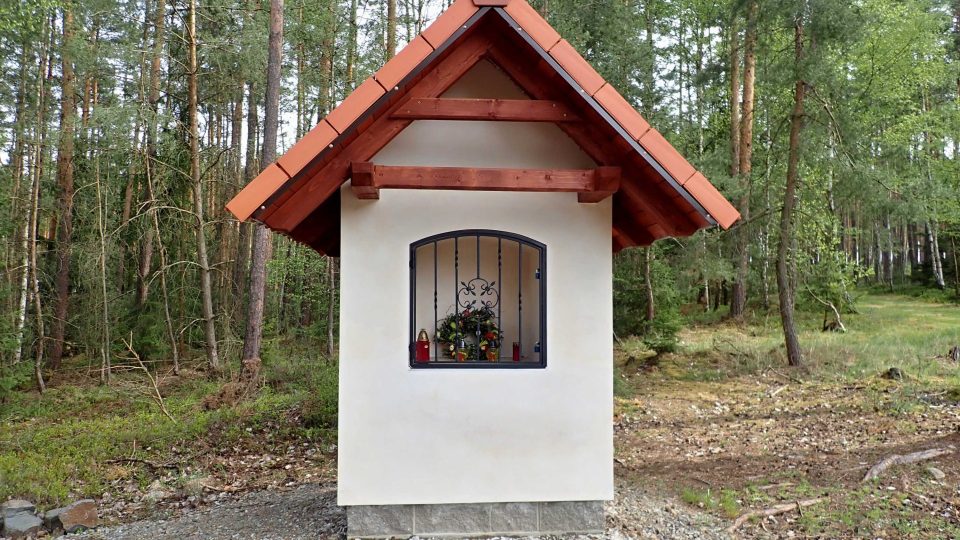 Úplně nová kaplička se tento měsíc objevila dva kilometry za Sulislaví v tzv. Jánském lese