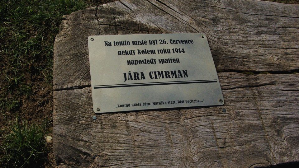 Cestou z Vesce do Plakánku instalovali místní lavičku Járy Cimrmana, která koresponduje s filmem Jára Cimrman, ležící spící