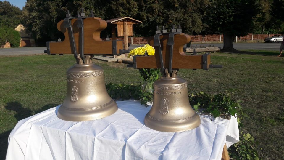 V kapli svatého Vavřince v Úlicích na severním Plzeňsku se dnes poprvé rozezní dva nové zvony - Vavřinec a Jan Nepomucký