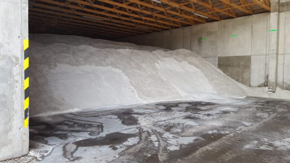 Na zimu je připravena zásoba zhruba 33 700 tun soli a 20 750 tun inertního posypu