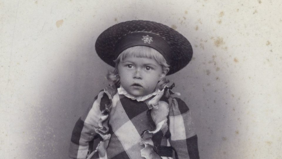 Fotografie zachycující neznámé dítě kolem roku 1890. Foto Čeněk Hrbek