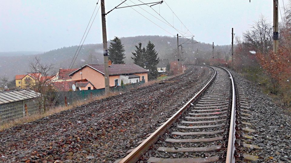 Železniční trať z Plzně do Chrástu přestala fungovat po zprovoznění Ejpovického tunelu