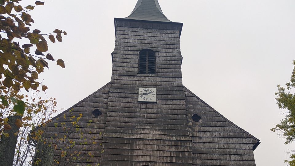 Kamenný kostel je zčásti chráněn šindelem