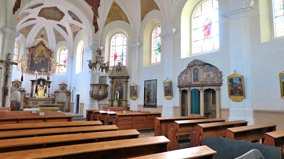 Od půlky května letošního roku je kostel svatého Jiří v Černošíně uzavřen veřejnosti. Opravují se tu totiž vnitřní omítky