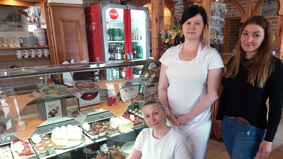 Ukrajinské cukrářky v Železné Rudě, vpravo provozovatelka cukrárny Monika Nechvátalová