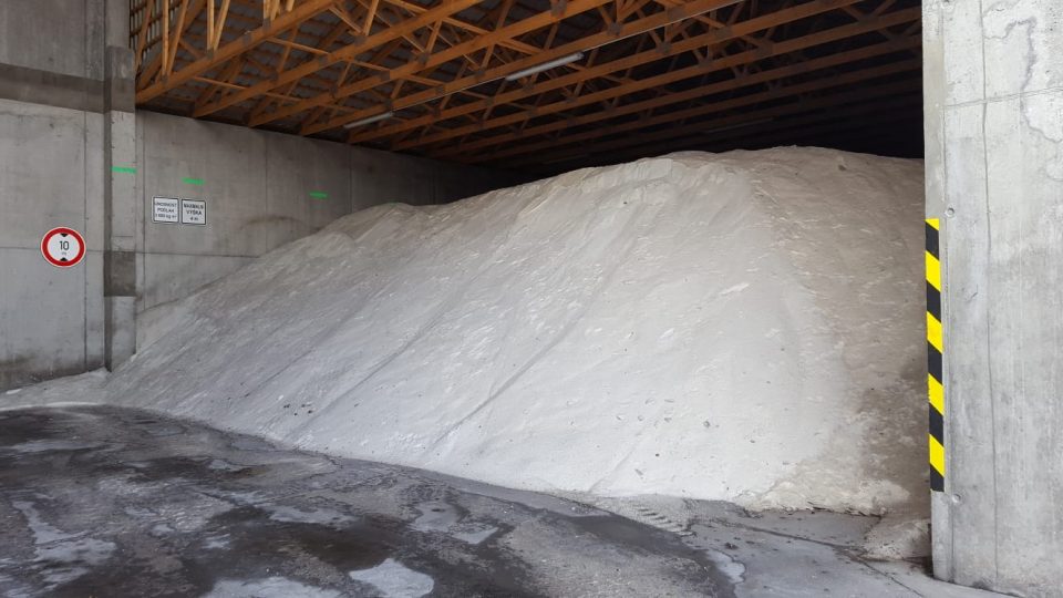 Na zimu je připravena zásoba zhruba 33 700 tun soli a 20 750 tun inertního posypu