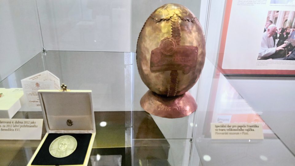 Velikonoční vejce, které představuje speciální dar pro papeže Františka, je na výstavě prezentováno jako důkaz tohoto, že vysocí církevní hodnostáři měli k pivu vztah, vysvětlil pracovník muzea Václav Engler