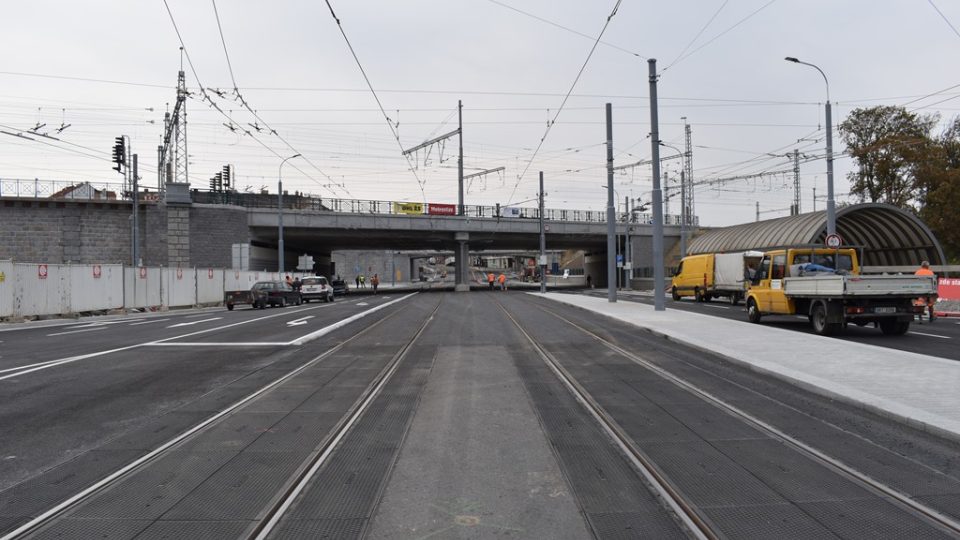 Po roce a půl se v Plzni v noci z 31. srpna na 1. září otevře kompletně zrekonstruovaná Mikulášská ulice pod novými železničními mosty hlavního nádraží