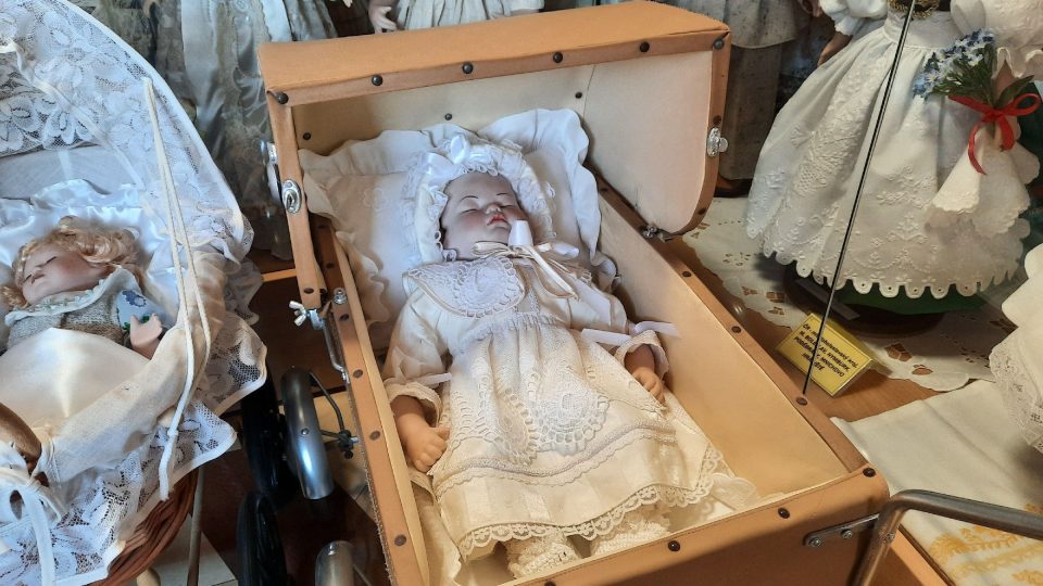 Panenky představující miminka leží v historických kočárcích