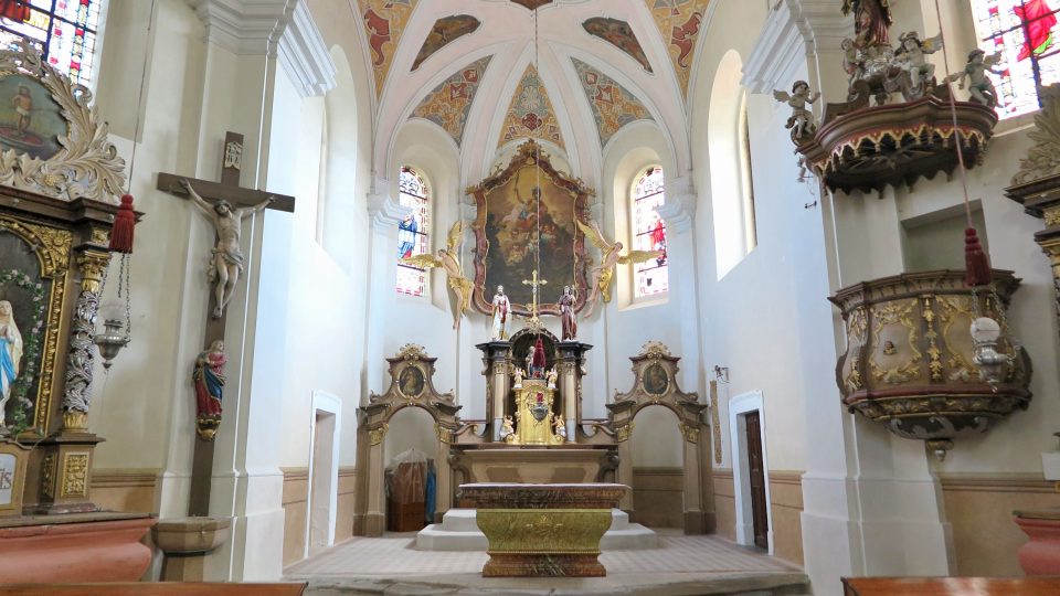 Od půlky května letošního roku je kostel svatého Jiří v Černošíně uzavřen veřejnosti. Opravují se tu totiž vnitřní omítky
