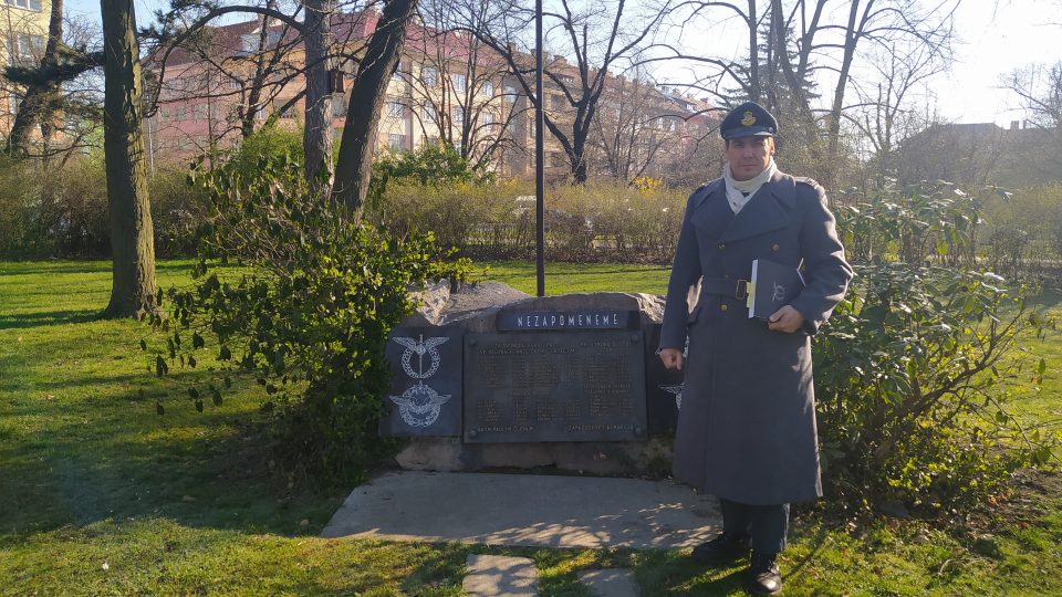 Daniel Švec u pomníku na Borech
