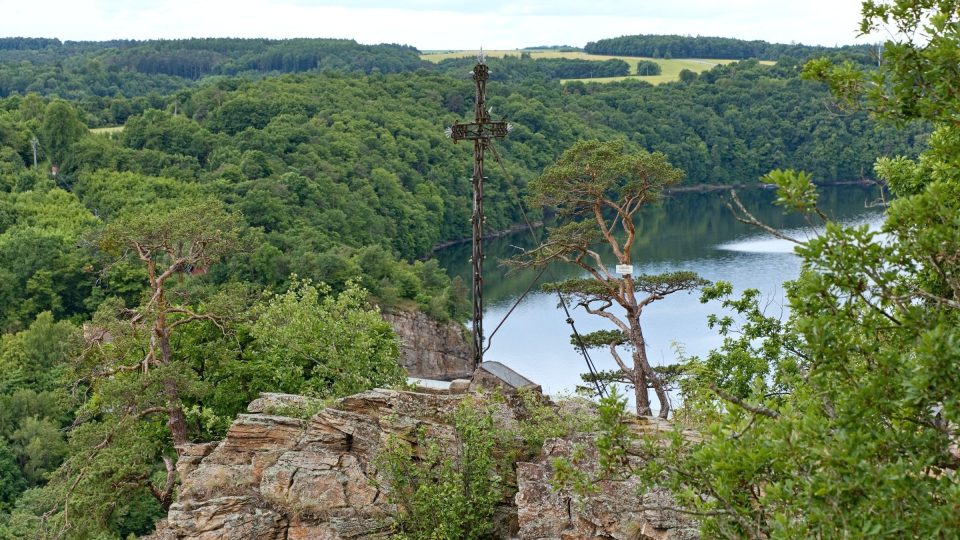 Skalní výčnělek okolo Claryho kříže není opatřen žádnou zábranou. Výletníci tak musí být na tomto místě zvláště opatrní | foto: Zdeněk Truhlář, Český rozhlas Skalní výčnělek okolo Claryho kříže není opatřen žádnou zábranou. Výletníci tak musí být na tomto místě zvláště opatrní