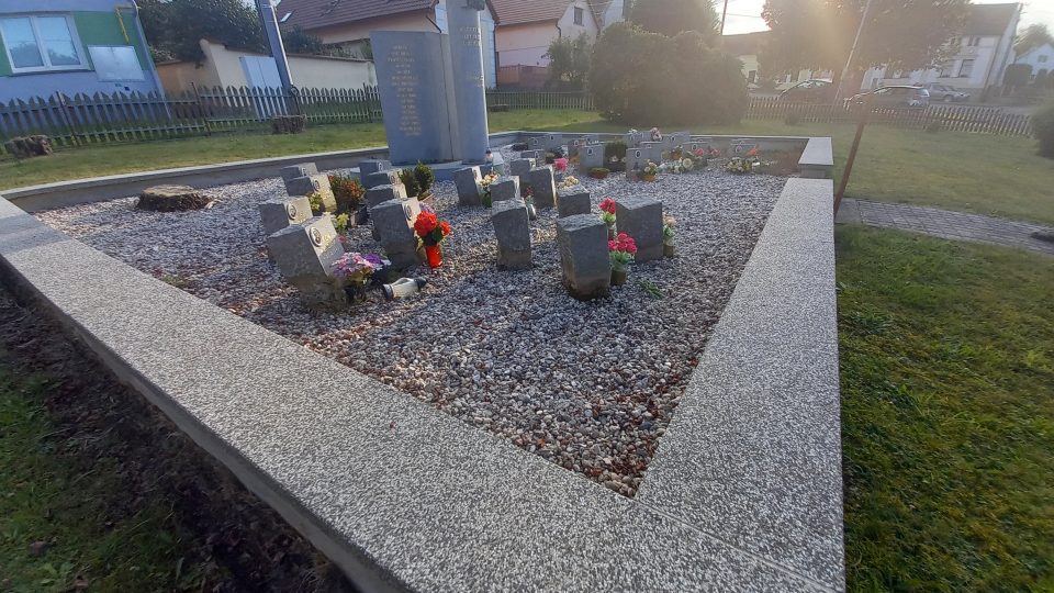 Pomník na návsi odkazující k tragické události z roku 1942 | foto: Anděla Blažková, Český rozhlas Pomník na návsi odkazující k tragické události z roku 1942