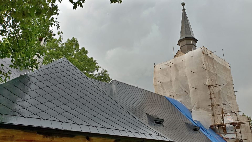 Duchové věřících dál zachraňují kostel v Lukové na Plzeňsku. V těchto dnech se dělníci pustili do dalších oprav