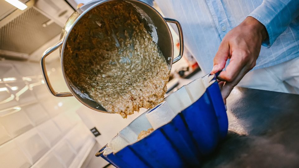 Těsto nalijeme do vymazané a vysypané formy | foto: Jana Volková Těsto nalijeme do vymazané a vysypané formy