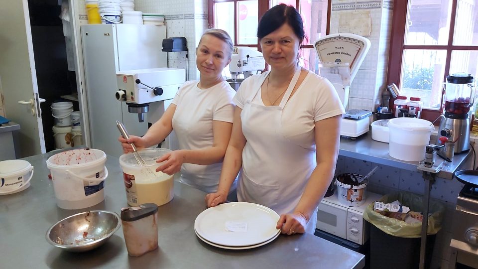 Ukrajinské cukrářky v Železné Rudě - Olga(vlevo) a Olha