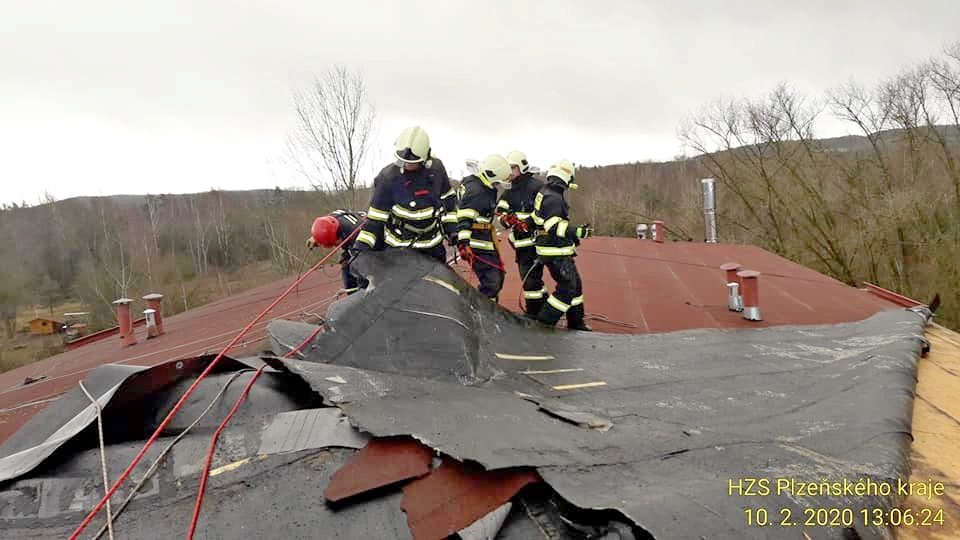 Orkán Sabina poškodila střechu budovy ve Vysočanech, nedaleko Tachova. Hasiči ji srolují a odstraní