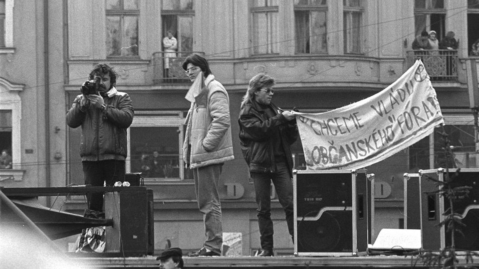 Ve výběru fotografií Radovana Kodery z listopadu 1989 jsou vystaveny záběry z některých exponovaných míst v Plzni