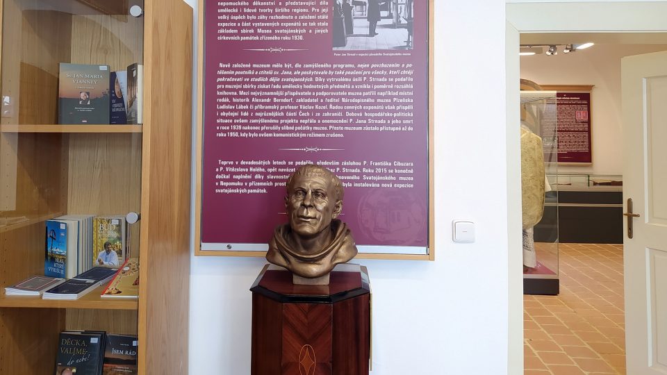 Busta sv. Jana vás uvítá hned při vstupu do muzea