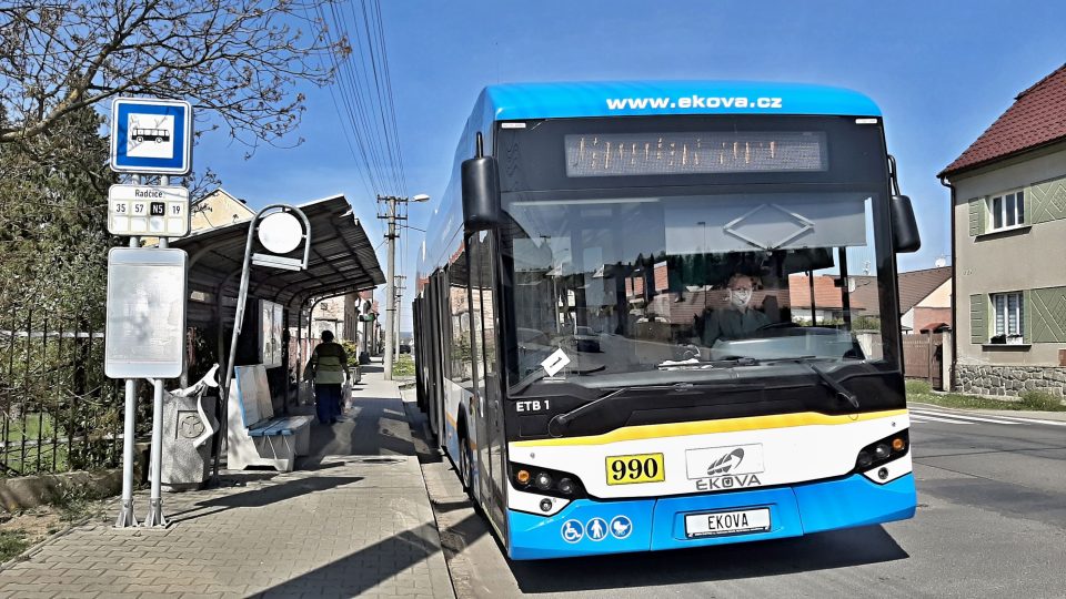 Už jste v Plzni zahlédli modrý trolejbus? Nebo jste se s ním dokonce svezli? Tenhle vůz je jiný nejen barvou, ale i vybavením. A právě proto si ho Plzeňské dopravní podniky zapůjčily z Ostravy