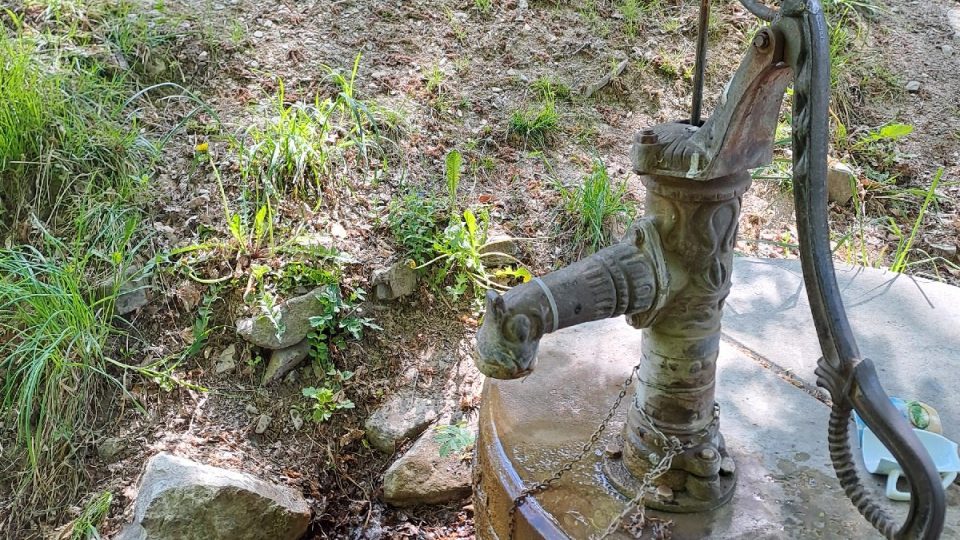 Dnes stojí v místě pramene ruční pumpa | foto: Dita Vojnarová, Český rozhlas Dnes stojí v místě pramene ruční pumpa