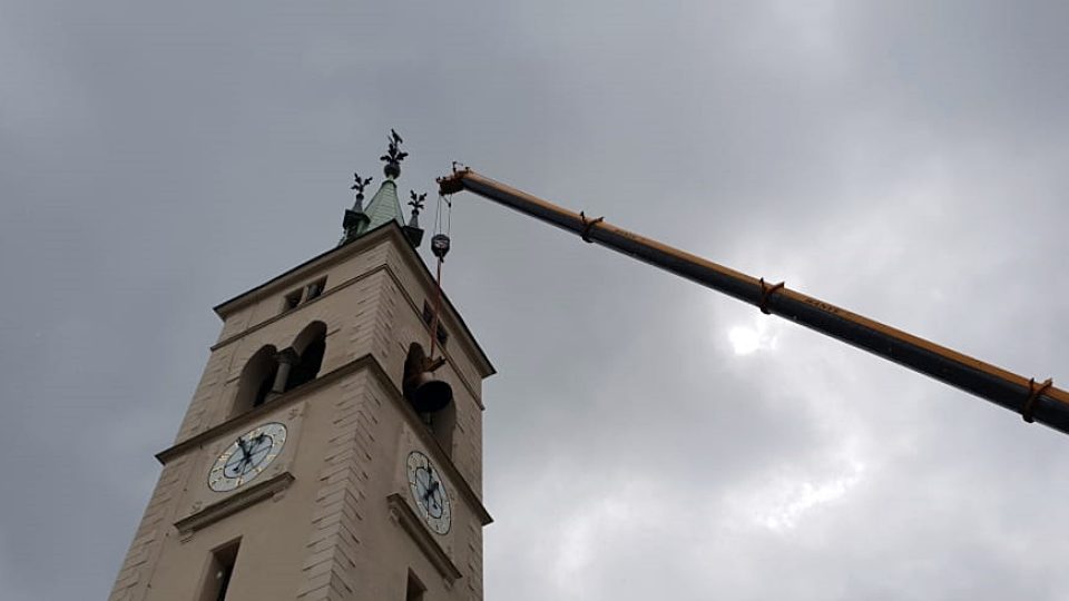Instalování zvonů do kostela v Kašperských Horách