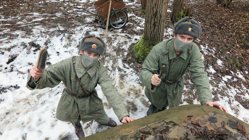 Teenageři z Kladrub uklízejí místní bunkry