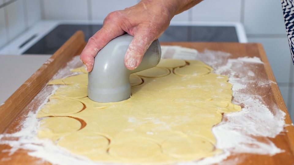 Z těsta vykrajujeme kolečka pomocí skleničky nebo jiného tvořítka