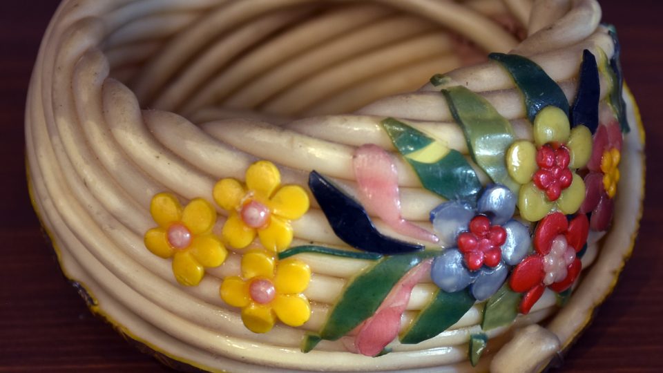 Voskový sloupek točený do věnce s plastickými květy. Z pozůstalosti v Plzni 1936