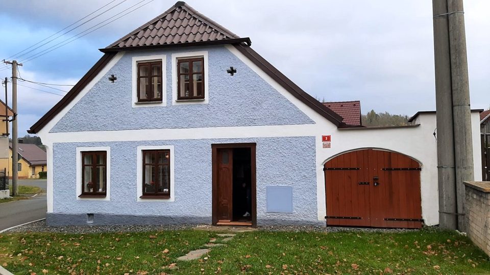 Nově opravený dům u Bílků v Mrákově, kam chodívala Božena Němcová
