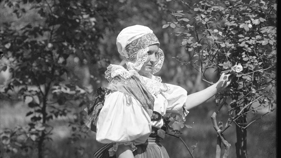Sulislav, žena ve stříbrském kroji. Foto Josef Hanuš, 1921