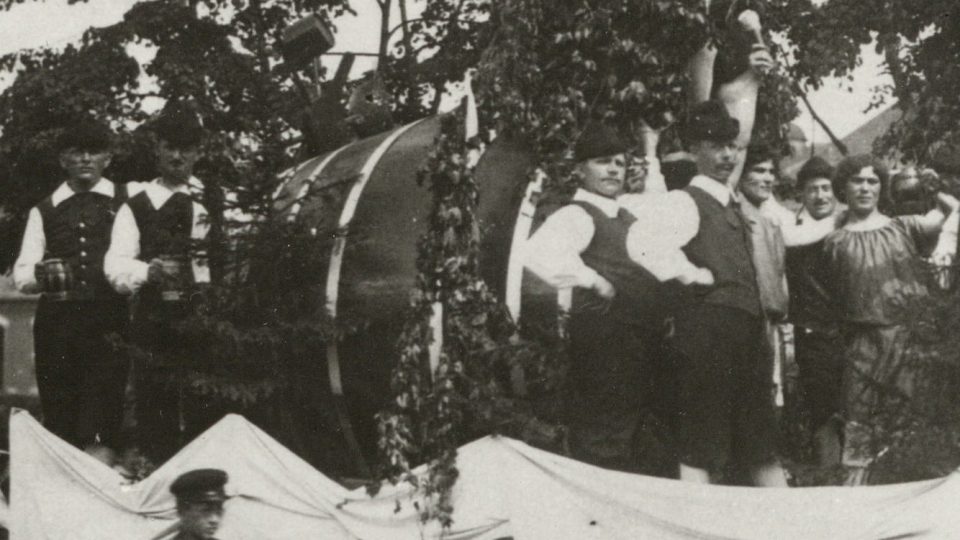 Alegorický vůz sladovníků. Foto z roku 1920