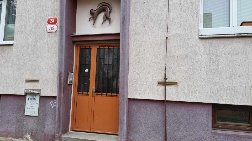 Na bytový dům v Blatenské ulici v Plzni na Slovanech se vrátila domovní znamení