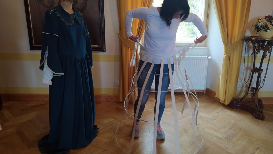 Veronika Kočí se obléká do repliky dobových šatů