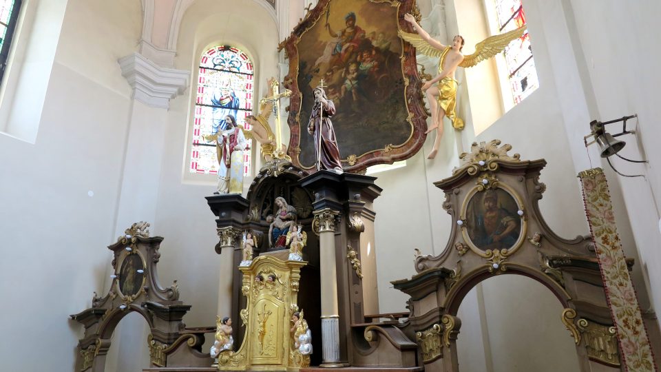 Kostel svatého Jiří v Černošíně bude do podzimu zavřený. Na místě jsou restaurátoři, kteří jej vrací do původních barev