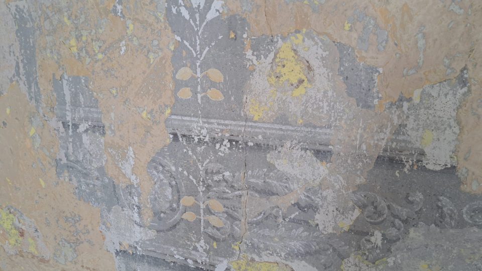 Malba objevená v bývalém kinosále zámku v Merklíně