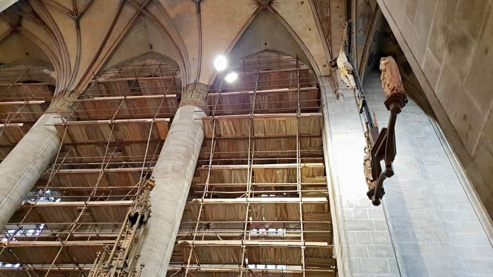 Opravou severní lodi pokračuje rekonstrukce plzeňské katedrály. Ta je dlouhodobě uzavřená. Nahlédnul do ní ale náš redaktor Lukáš Milota